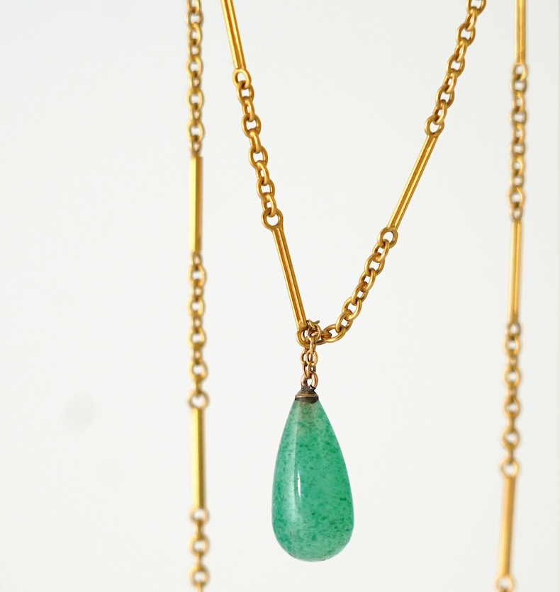 An early 20th century 15ct and single stone pear shaped simulated jade set pendant necklace, overall 46cm, gross weight 6 grams. Condition - good